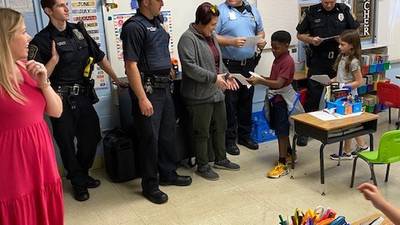 Photos: Peru Catholic students present cards to police officers