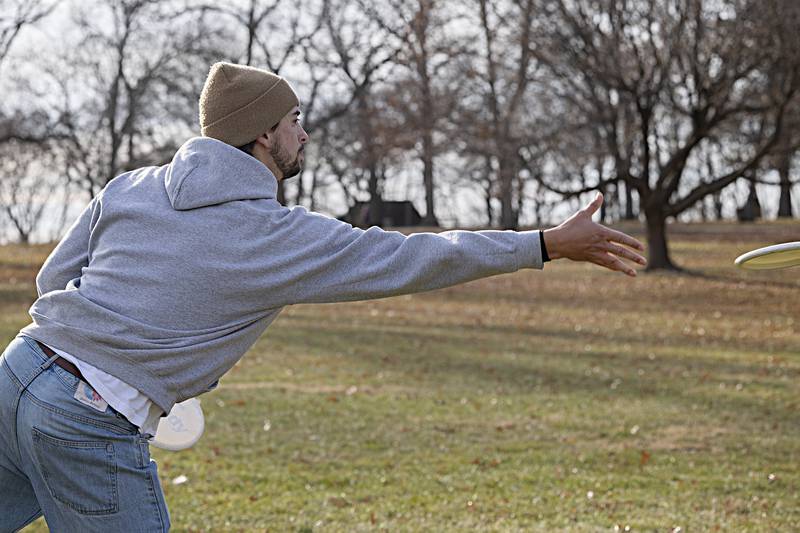 Fritiof Fagergren makes a putt Tuesday, Dec. 19, 2023 in Sterling. Fagergren is organizing a tournament Saturday, Dec. 23 at 11am at Sinnissippi Park. Play is open to everyone.