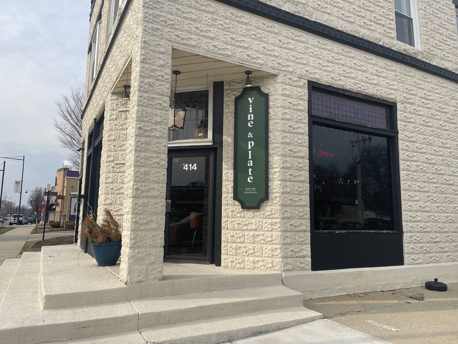 Mystery Diner in Crystal Lake With wine and shared plates, Vine