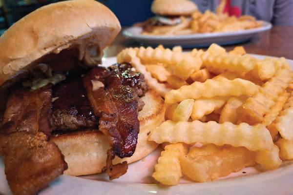 9 great places to get a burger in the Illinois Valley area
