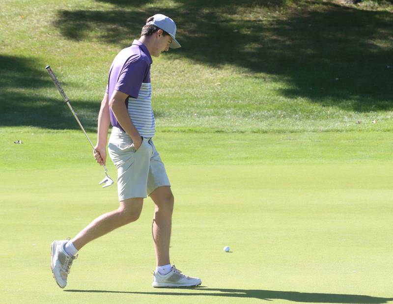 Mendota's Dane Doyle lines up a put during the Class 2A Regional golf meet on Wednesday, Oct. 2, 2024 at Senicas Oak Ridge Golf Club in La Salle.