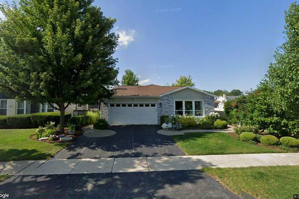 Single-family home sells in Elmhurst for $725,000