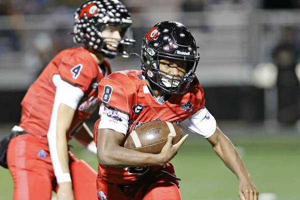 Glenbard East, on Moises Velazquez’s 48-yard field goal, beats Riverside-Brookfield to win Upstate Eight East