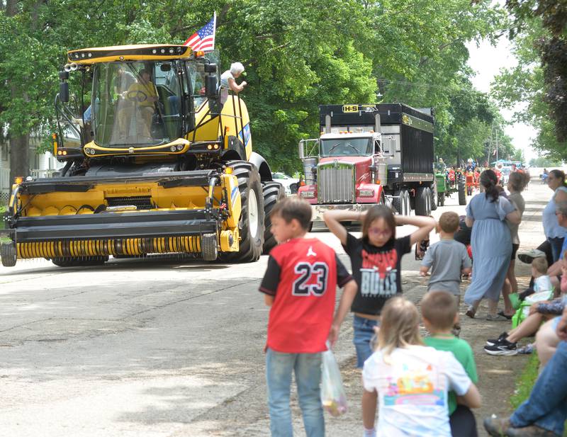 Kids wait for candy during the Leaf River Daze Parade in Leaf River on Sunday, June 8, 2025.