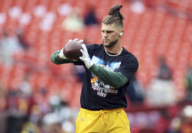 Tight end Robert Tonyan warms up before a game against the Washington Commanders, Sunday, October 23, 2022 in Landover.