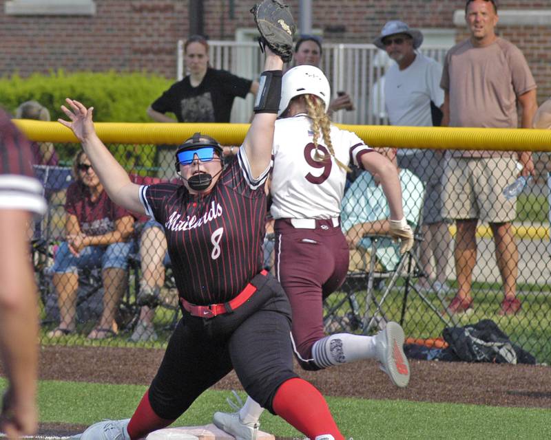 Mallard First baseman Rylee Cheney stretches to get Jersie Banks out at first. Dakota and Henry-Senachwine softball met in  Illinois  Class 1A Super Sectional in Sterling on June 2, 2025. Dakota won the contest 2-0.