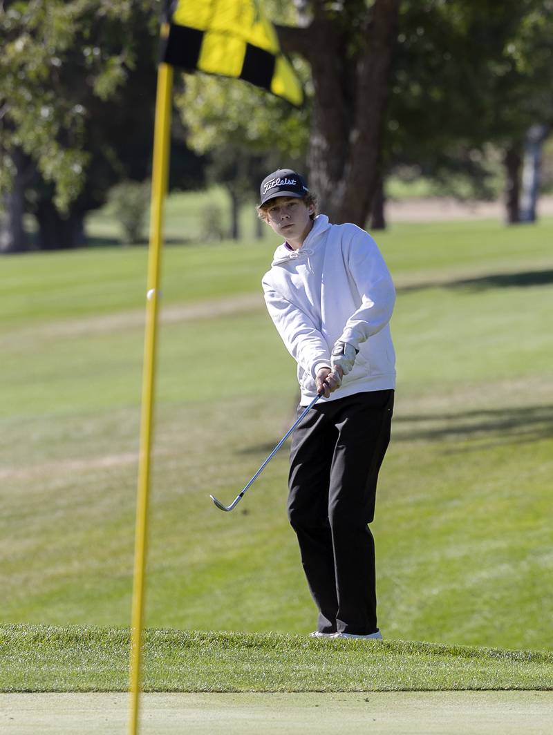 Dixon’s Ben Oros chips towards the pin #4 Wednesday, Oct. 2, 2024 at Emerald Hill in Sterling.