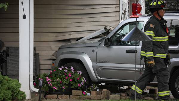 Car crashes into duplex in Woodstock