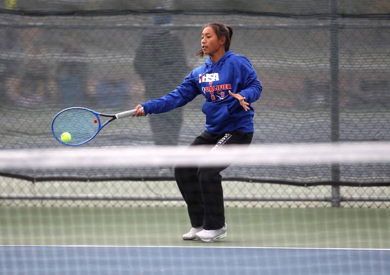 Glenbard South’s Lorenza FosterSimbulan returns the ball during the first day of the IHSA state tennis tournament at Rolling Meadows High School on Thursday, Oct. 20, 2022.