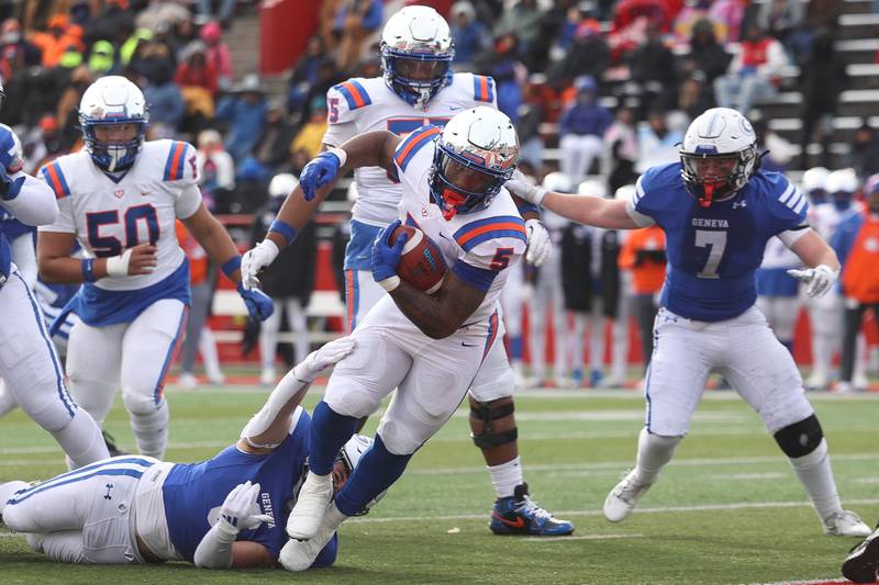 East St. Louis’ Larevious Woods avoids the tackle for a touchdown against Geneva in the Class 6A state championship on Saturday, Nov. 30, 2024 in Normal.
