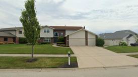 Single-family home sells in Tinley Park for $635,000