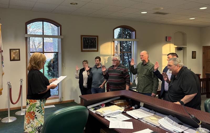 Spring Valley Mayor Melanie Malooley Thompson administers the oath of office to new City Council members Ed Jauch, Jake Kelley, Chris Affeldt and David Pellegrini during the council meeting on Monday, April 21, 2025.