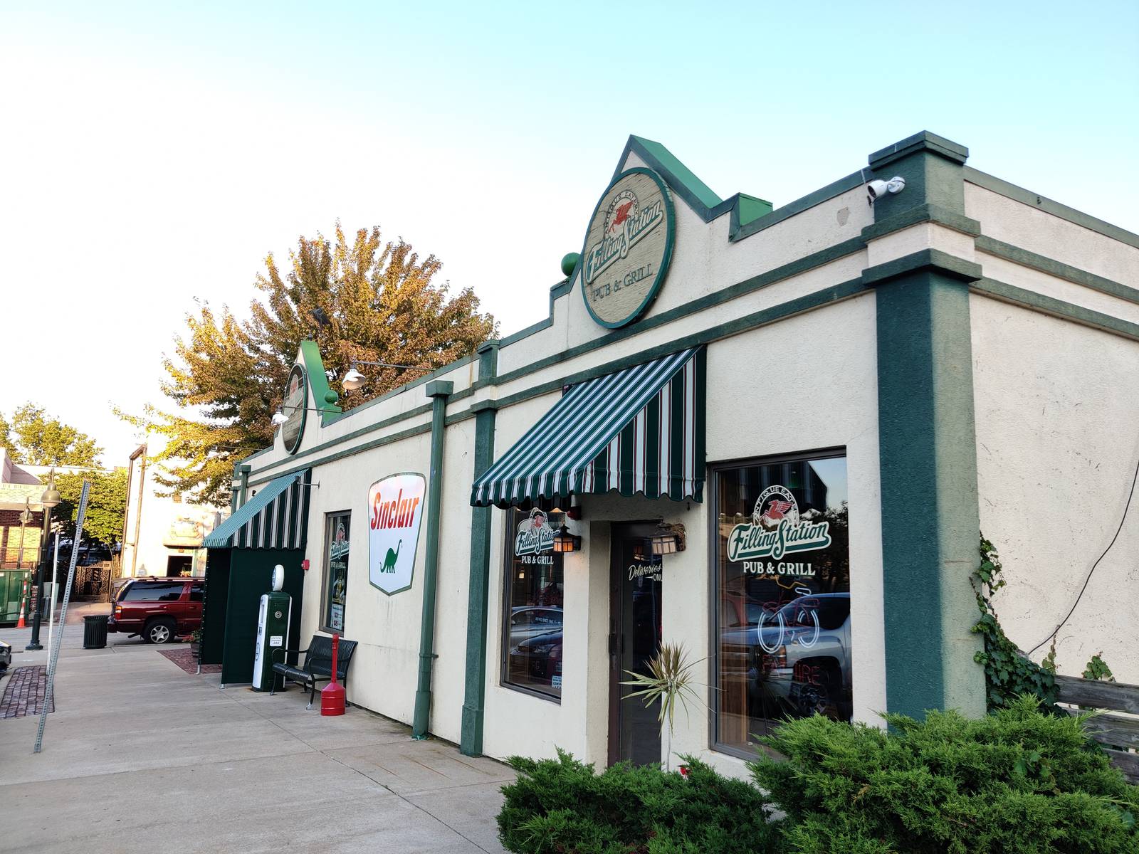 Mystery Diner in St. Charles: Filling Station Pub & Grill a relaxed