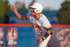 Iowa recruit Kiyah Chavez comes through in the clutch, unbeaten Oswego rallies past Minooka