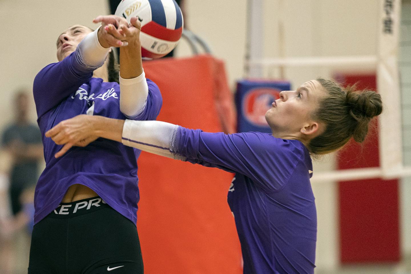 Rochelle’s Taelynn Rodeghero (left) and Ali Ohlinger chase a ball against Oregon Tuesday, August 29, 2023.
