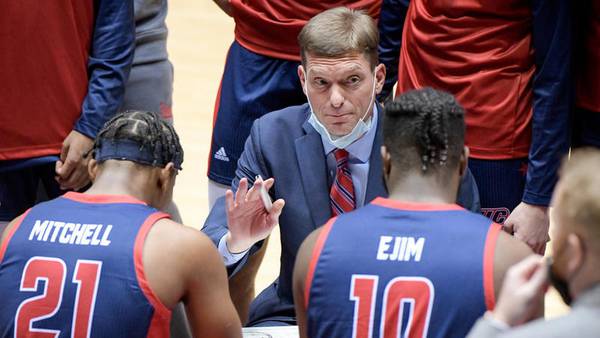 Lincoln-Way East brings in former UIC coach Luke Yaklich to lead boys basketball program