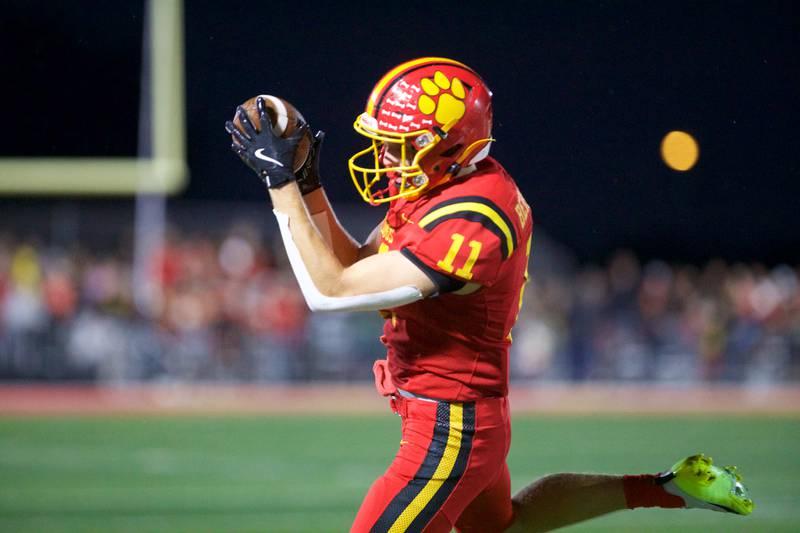 Batavia's Brett Berggen makes the running catch against Glenbard West on Friday, Aug.29,2025 in Batavia.