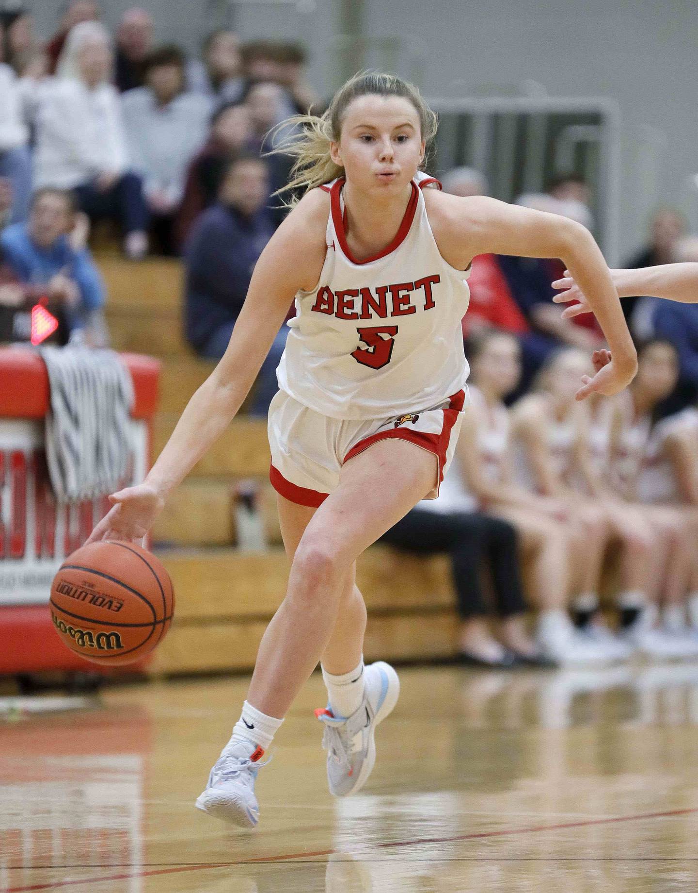Brian Hill/bhill@dailyherald.com
Benet's Lenee Beaumont (5) drives to the hoop Friday November 25, 2022 in Lisle.
