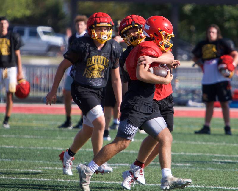 Batavia Varsity football runs plays at practice on Wednesday, Aug.13,2025 in Batavia