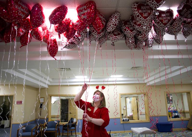 Amy Odell untangles Valentine balloons at Times of Shorewood. Residents received a special Valentine’s Day surprise from families of residents, Timbers’ neighbors and local businesses. The package included a chocolate rose, a heart-shaped balloon, and a personalized card. The $1600 raised from the event was donated to the Alzheimer’s Association.