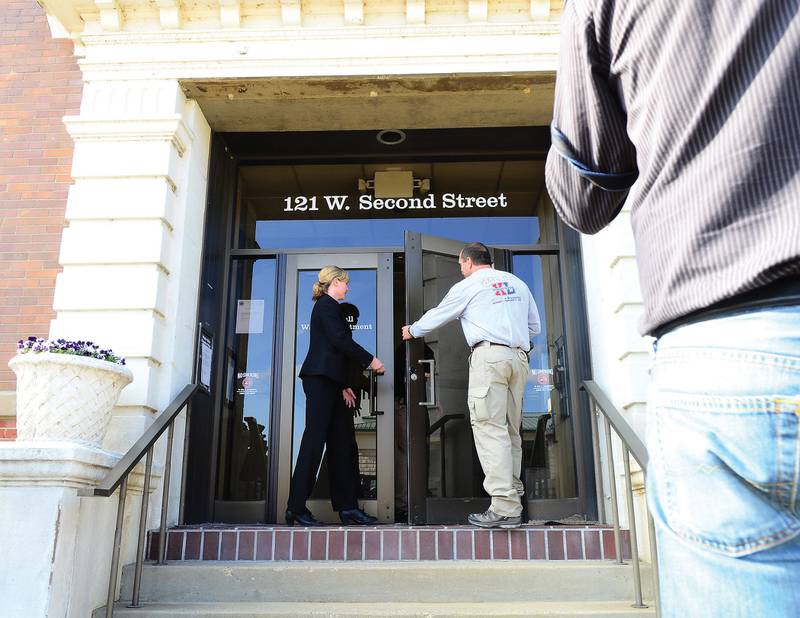 Federal agents enter Dixon city hall Tuesday April 17, 2012 after investigators seized files and arrested Dixon city comptroller Rita Crundwell.