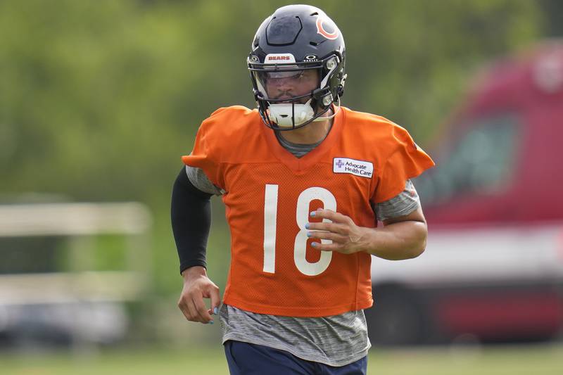 Chicago Bears quarterback Caleb Williams (18) works out during practice at the team’s NFL football training camp, Thursday, July 24, 2025, in Lake Forest, Ill. (AP Photo/Erin Hooley)