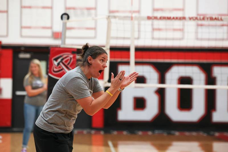 Bradley-Bourbonnais head coach Leigh Ann Reiniche applauds her team during the Boilermakers' loss in three sets, 25-21, 23-25, 25-17, to Manteno on Monday, Sept. 15, 2025.