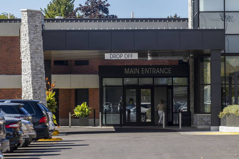 Sterling’s CGH main entrance Tuesday, Oct, 7, 2025. A new Illinois law could finally bring resolution to a multi-year contract standoff between CGH Medical Center and its employees’ union.