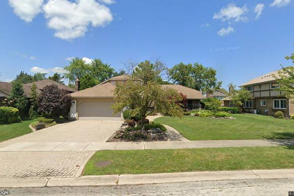 Single-family home sells in Orland Park for $479,000