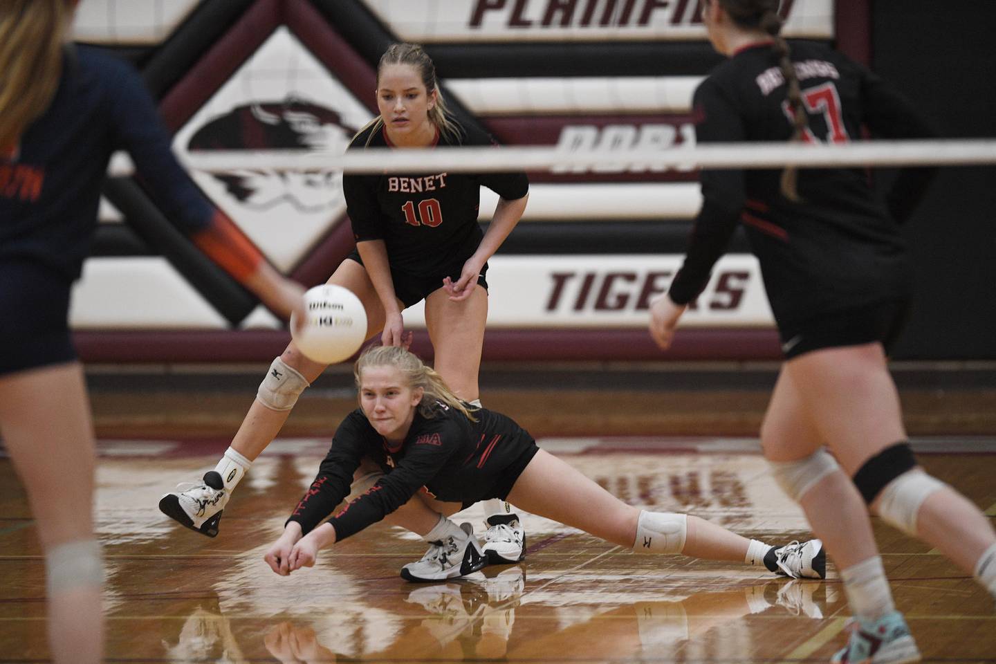 John Starks/jstarks@dailyherald.com
Benet’s Morgan Asleson digs a shot from Naperville North in the Class 4A Sectional championship match in Plainfield on Wednesday, November 2, 2022.