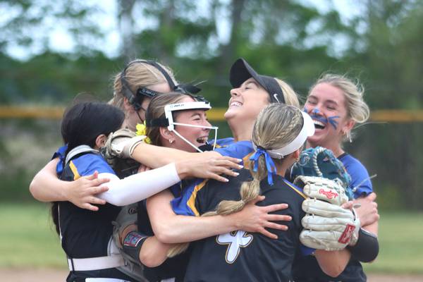 Aurora Central Catholic rallies to upset Marengo for 1st regional title since 2019