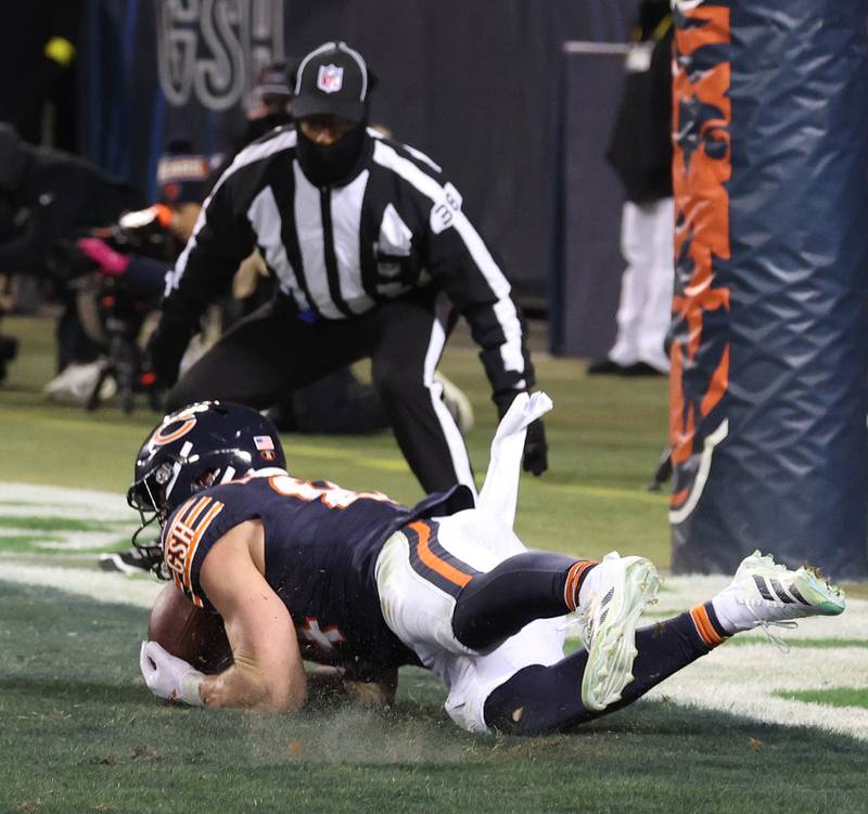 Chicago Bears tight end Colston Loveland catches the ball for a touchdown during their game Sunday, Jan. 4, 2026, at Soldier Field in Chicago.