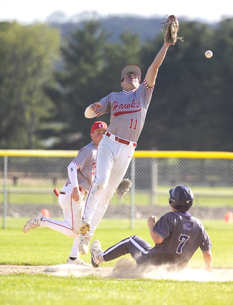 Oregon’s Jackson Messenger jumps but can’t haul in the throw as Dixon’s Eli Kirchoff steals second Thursday, April 23, 2026.