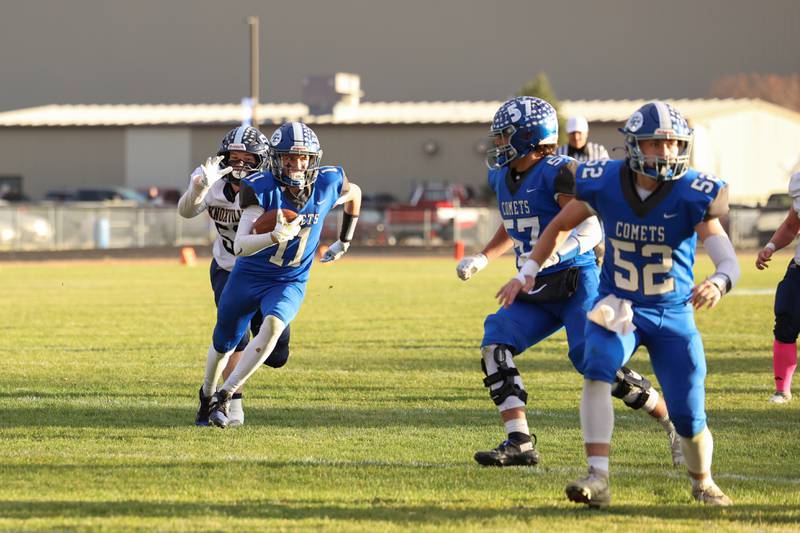 Clifton Central's Derek Meier runs the ball during the Comets' 24-6 victory over Knoxville in the Class 1A first-round playoff game on Saturday, Nov. 1, 2025.