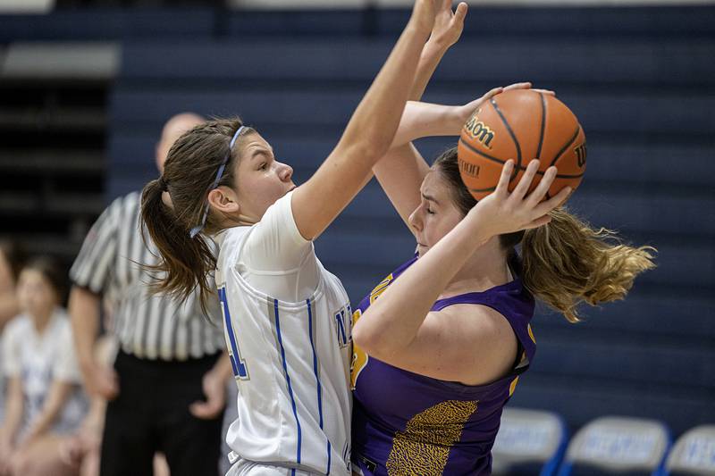 Newman’s Madison Duhon guards Mendota’s Reanna Brant Monday, Dec, 12, 2022.