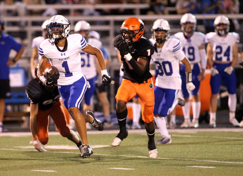 Geneva’s Talyn Taylor (1) runs for.a touchdown during a game at Wheaton Warrenville South on Friday, Sept. 16, 2022.