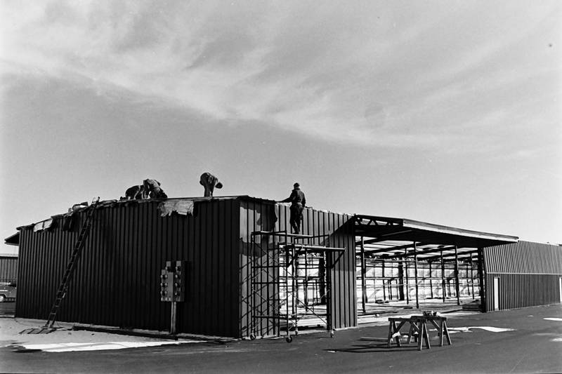 A view of crews building the frame of the second airplane hanger in January 1986 at the Illinois Valley Regional Airport in Peru.