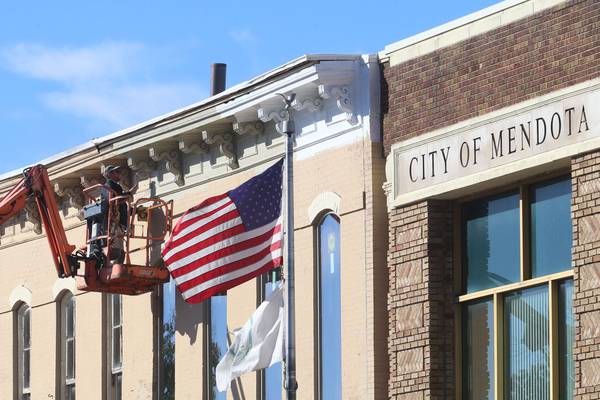 Photos: Mendota Chamber of Commerce building gets new coat of paint