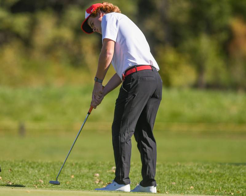Benet Academy's Charles Davenport putts on Monday Oct. 7, 2024, during the 3A sectional match held at Blackberry Oaks Golf Course in Bristol.