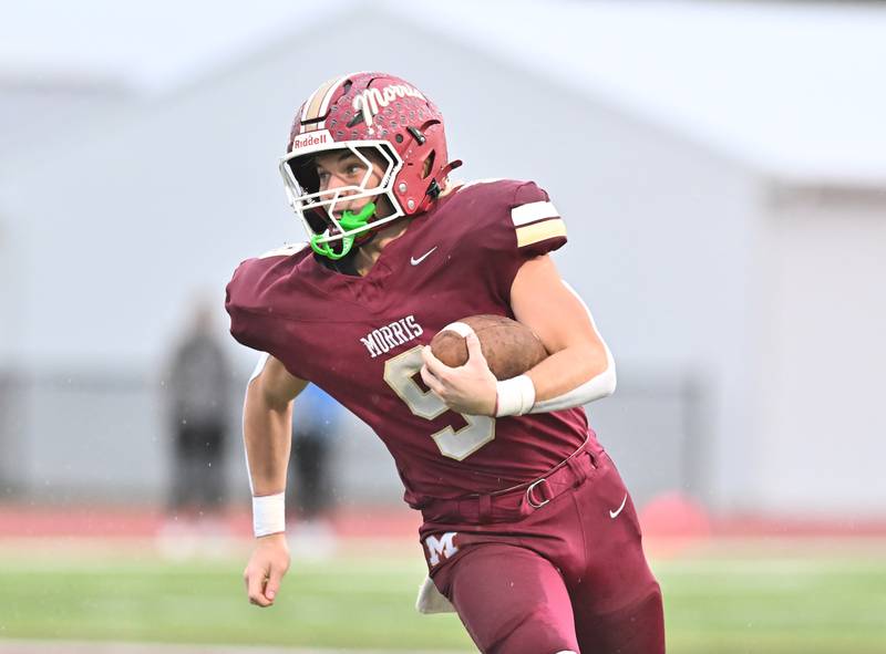 Morris Caeden Curran (9) runs the balls during the class 4A second round playoff game Metamora on Saturday, NOV. 08, 2025, at Morris.
