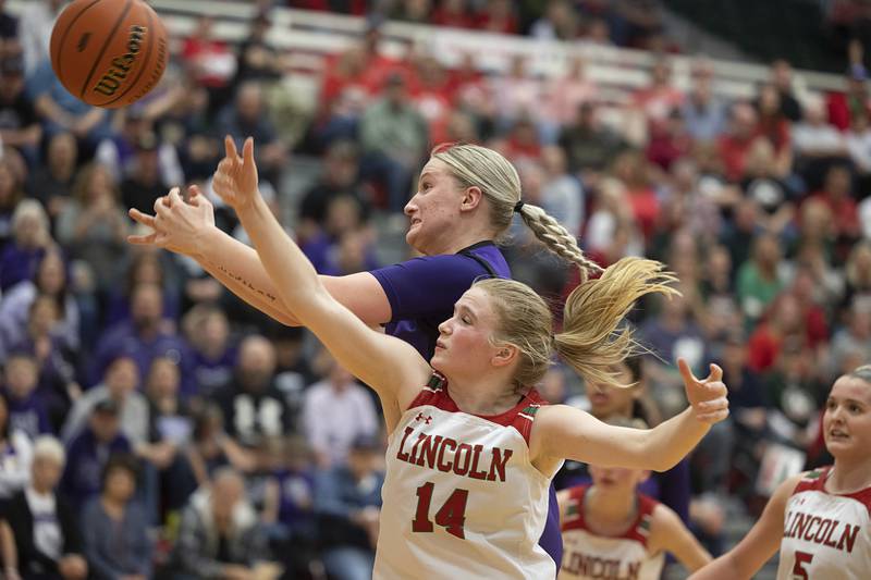 Dixon’s Jessie Pitman and Lincoln’s Jenna Bowman in the class 3A super sectional Monday, Feb. 26, 2024 at LaSalle-Peru High School.