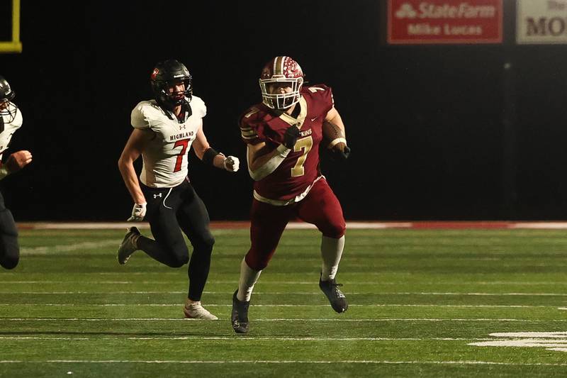 Morris’ Griffin Zweeres breaks away for a long run against Highland on Saturday, Nov. 9, 2024 in Morris.