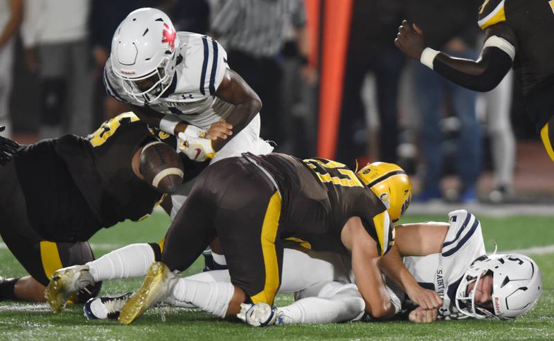 Joe Lewnard/jlewnard@dailyherald.com
St. Viator’s Dayvion Ellis (1) tries to recover a fumble by quarterback Cooper Kmet, right, but is hit by Carmel’s Noah Jackson and the Corsairs recovered during Friday’s game in Mundelein.