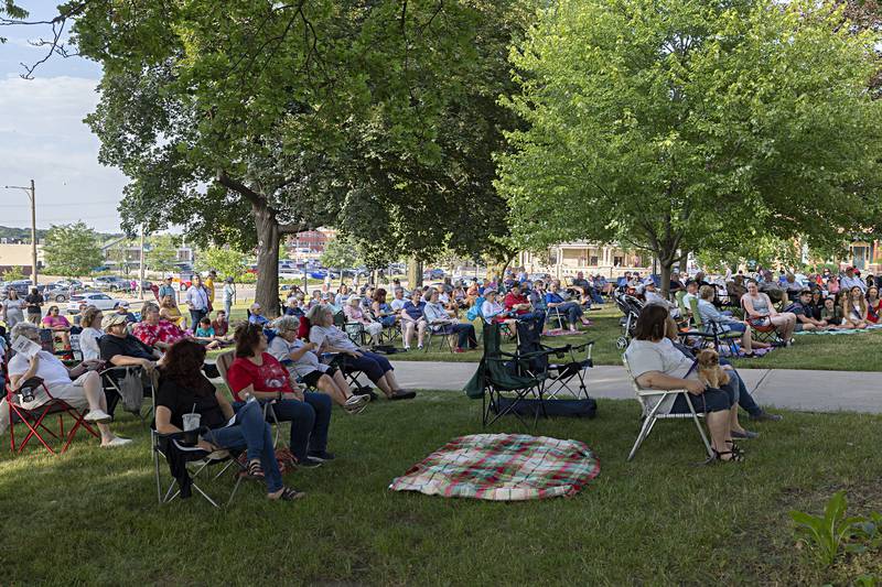 Visitors listen as Tom Wadsworth reads aloud the Declaration Friday, June 30, 2023 on the lawn of the old Lee County Courthouse.