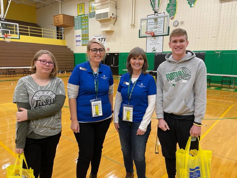 Seneca High School students Katelynn Hart and Paxton Giertz claimed their prizes from Old National Bank.