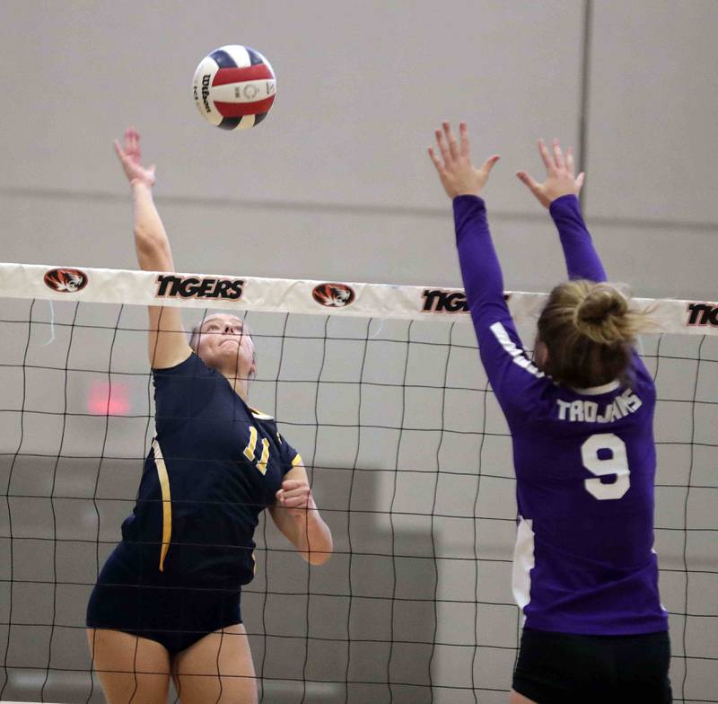 Brian Hill/bhill@dailyherald.com
Neuqua Valley’s Anja Kelly (11) Downers Grove North’s Kelley Crowley (9) Saturday September 17, 2022 in Warrenville.