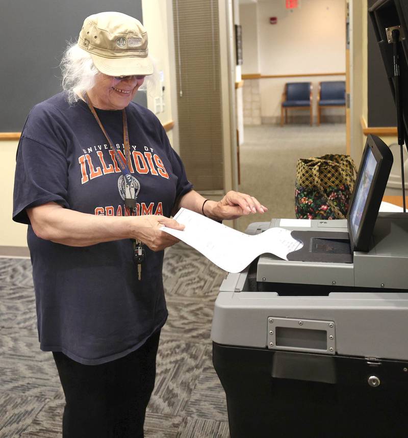 Photos Voters cast ballots on first day of early voting period Shaw