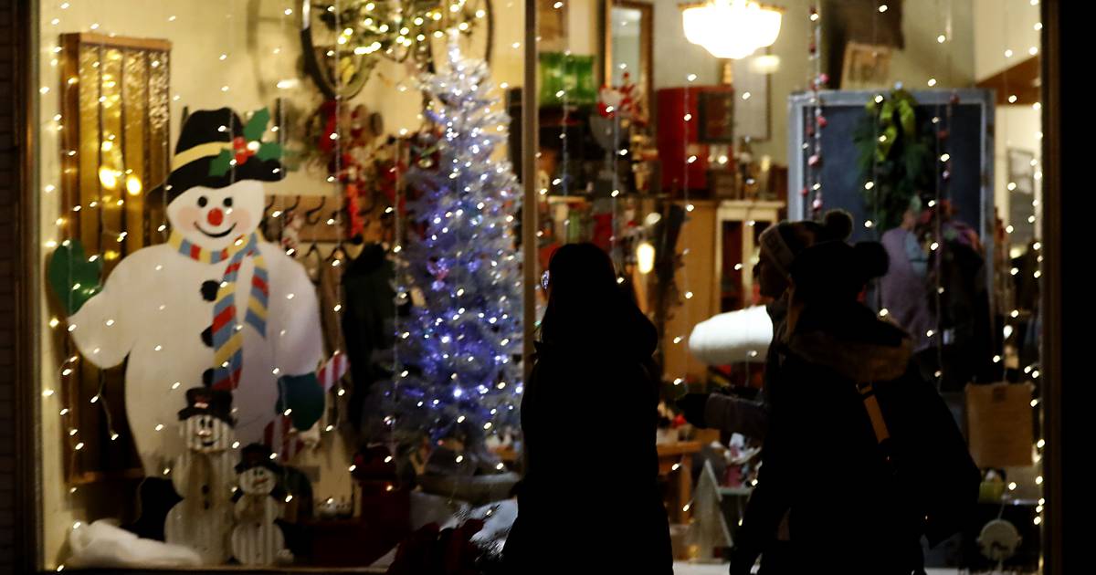 Shopping local is aim of Woodstock chamber’s holiday program with cash prizes