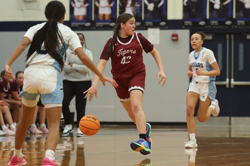 Plainfield North’s Isabella Koldoff looks for a play against Plainfield South on Thursday, Jan 9, 2025.