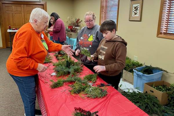 Marshall-Putnam 4-H hosts holiday centerpiece workshop